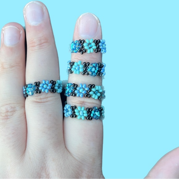 1pc / 5pcs Beaded Flower Stretchy Elastic Ring - Blues, Blacks, Turquoise tone - Picture 3 of 10
